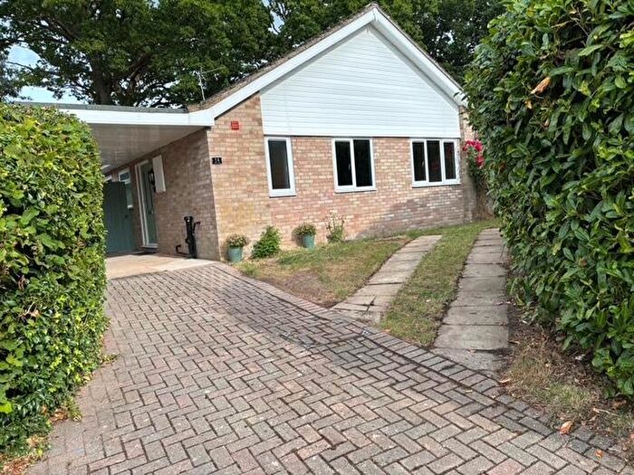 3 Bedroom Bungalow For Sale In Vine Tree Close, Hampshire, Tadley, RG26