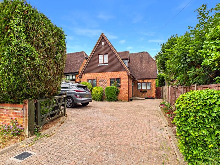 3 Bedroom Detached House For Sale In New Road, Marlow, Buckinghamshire, SL7