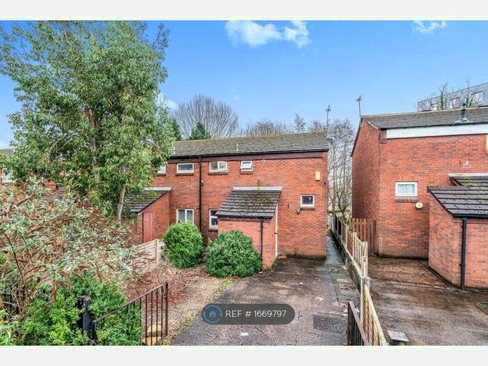 3 Bedroom Terraced House To Rent In Strawberry Hill, Salford, M6