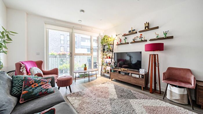 1 Bedroom Flat For Sale In Holcombe Court, Bollo Lane, Acton, W3