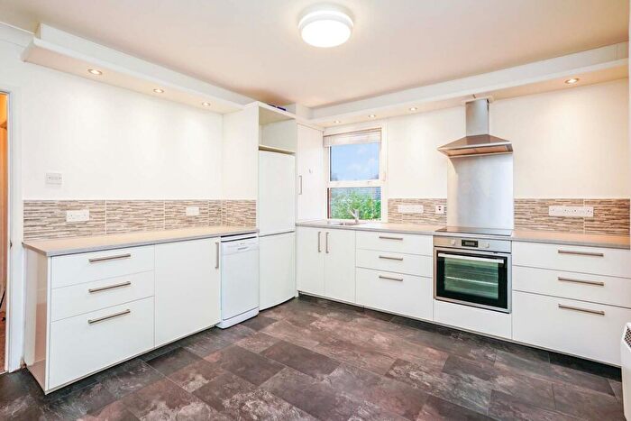 2 Bedroom Flat To Rent In High Street, Shrivenham, Swindon, SN6