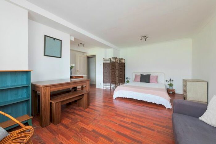 Studio To Rent In Battersea Church Road, London, SW11