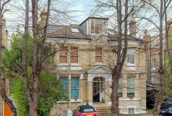 2 Bedroom Flat To Rent In Oakhill Road, East Putney, SW15