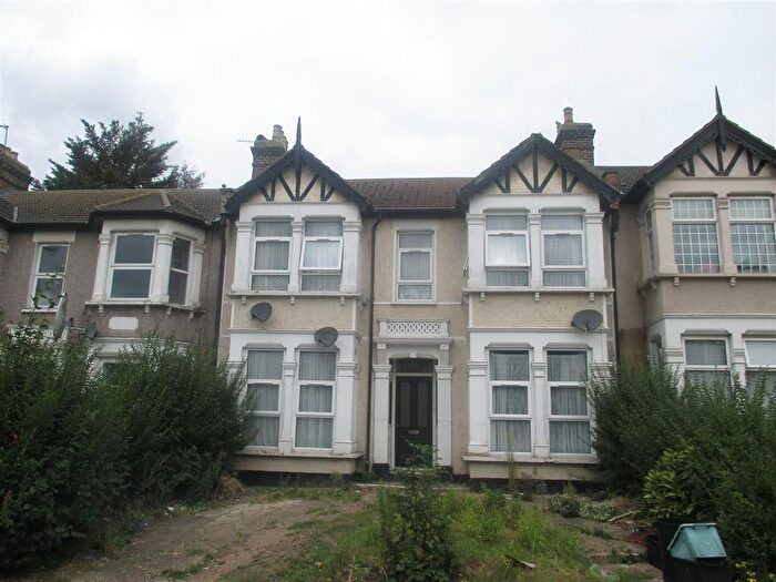 1 Bedroom Flat To Rent In Kensington Gardens, Cranbrook, Ilford, IG1