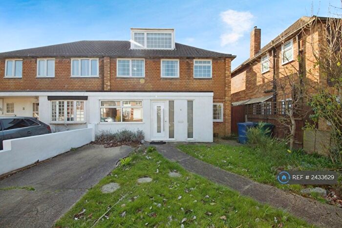 4 Bedroom Semi-Detached House To Rent In The Ridgeway, London, N11