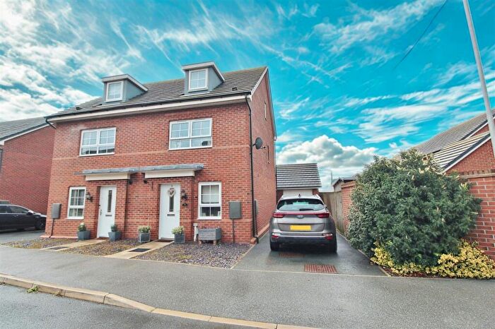 3 Bedroom Semi-Detached House For Sale In Pembroke Avenue, Grantham, NG31
