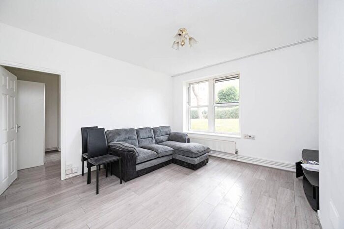 2 Bedroom Flat To Rent In Amhurst Road, Hackney, London, E8