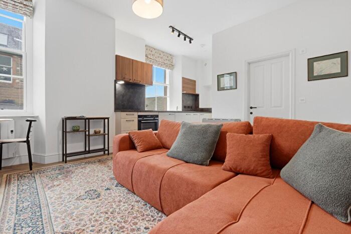 1 Bedroom Flat To Rent In King Street, Crieff, Perthshire, PH7