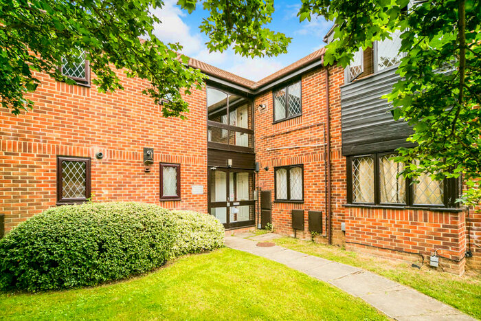 1 Bedroom Flat To Rent In Ashmere Close, Calcot, RG31