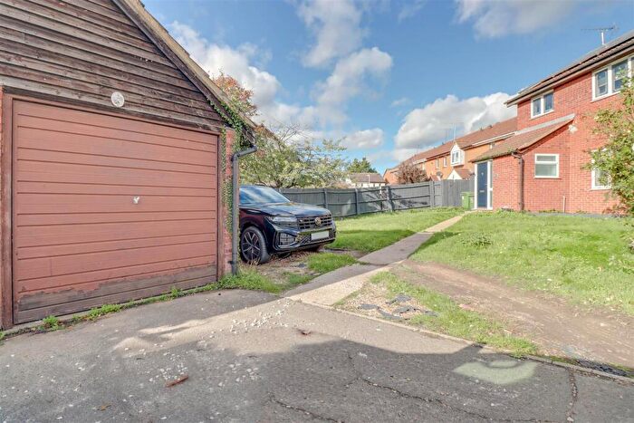 3 Bedroom Semi Detached House For Sale In Bannister Green, Wickford., SS12