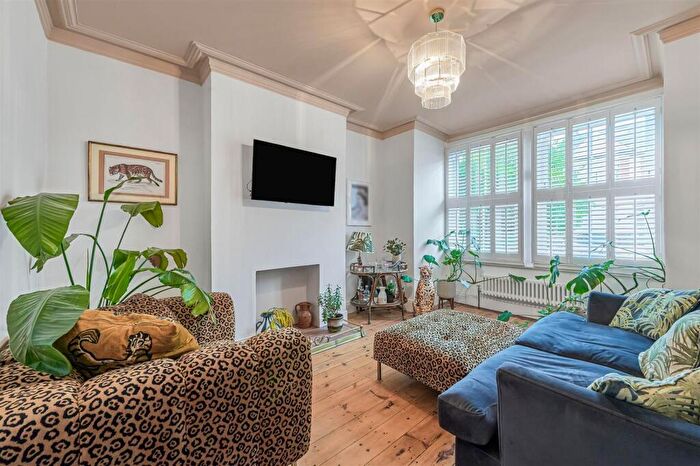 2 Bedroom Maisonette For Sale In Avondale Road, Mortlake, London, SW14