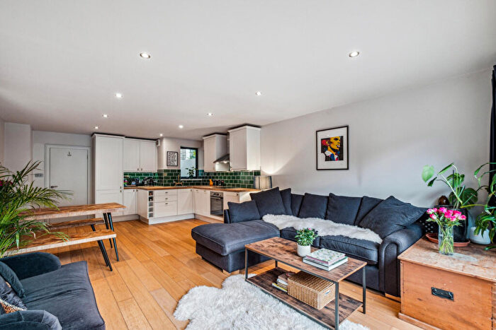 2 Bedroom Flat For Sale In Dorothy Road, London, SW11
