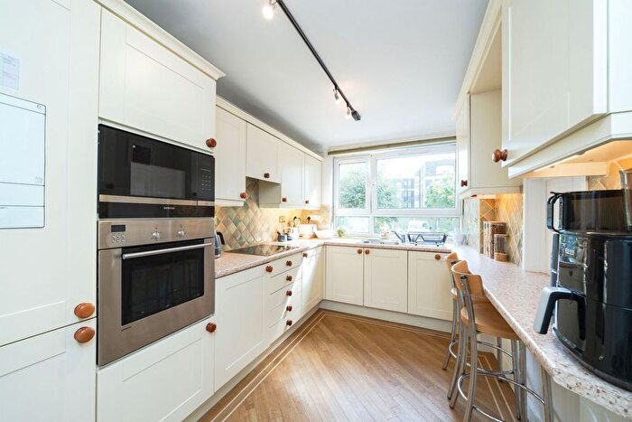 3 Bedroom Flat To Rent In Lansdowne Road, Wimbledon, SW20