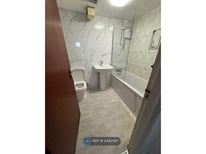 2 Bedroom Flat To Rent In Wilson Street, Renfrew, PA4