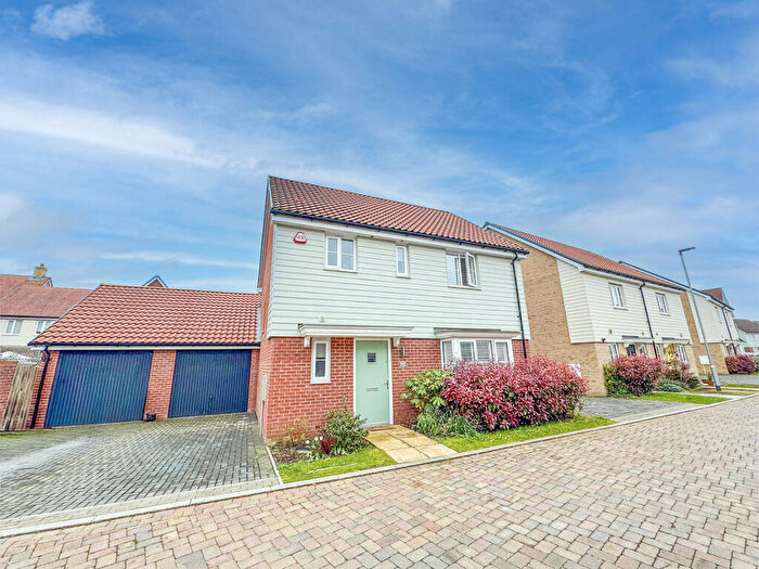 3 Bedroom Detached House For Sale In Alice Gardens, Rochford, SS4