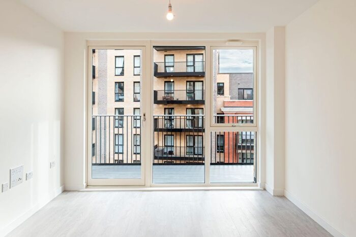 2 Bedroom Flat To Rent In Farine Avenue, Hayes, UB3