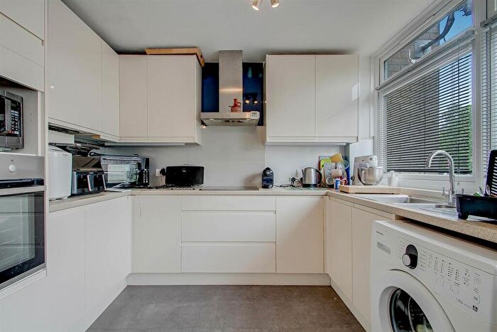 3 Bedroom Town House For Sale In Woodside Avenue, London, N12