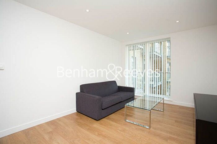 2 Bedroom Flat To Rent In Seven Sea Gardens, Canary Wharf, E3