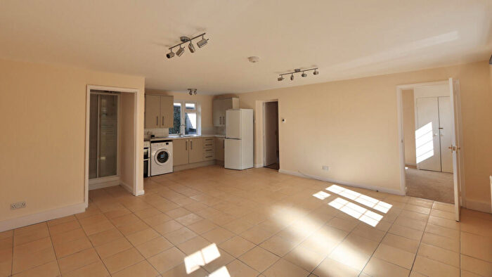 2 Bedroom Flat For Sale In High Street, Prestwood, HP16