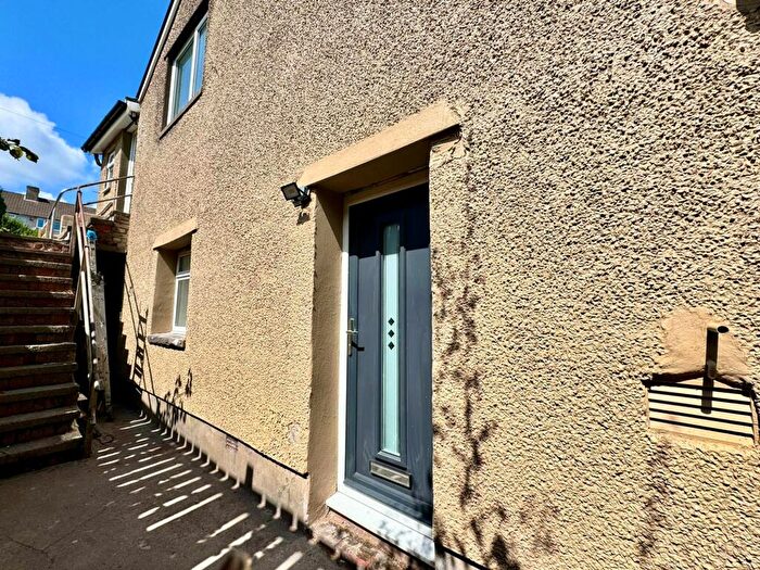 2 Bedroom Flat To Rent In Blackwood Road, Pontllanfraith, NP12