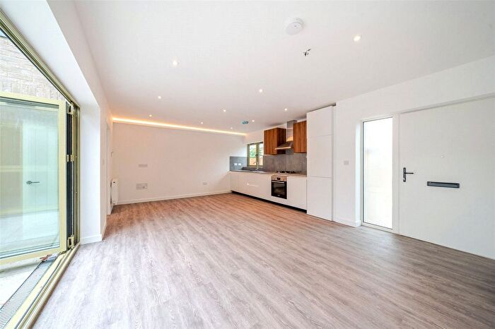 1 Bedroom Terraced House For Sale In Brook Mews, London, N13