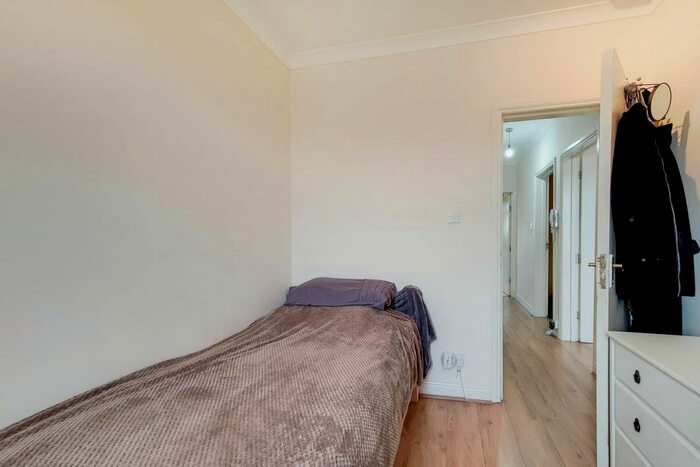 3 Bedroom Flat To Rent In Western Avenue, Ealing, London, W3