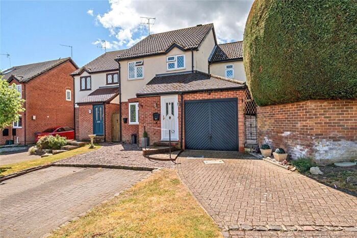 4 Bedroom Link Detached House For Sale In Hawkesworth Drive, Bagshot, Surrey, GU19