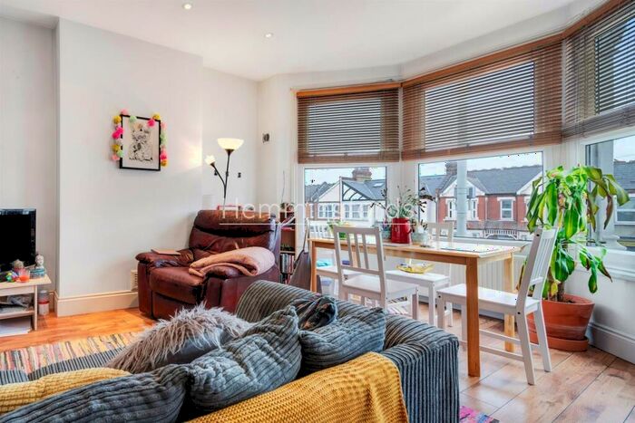 2 Bedroom Apartment To Rent In Westbury Avenue, Turnpike Lane, N22