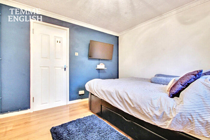 1 Bedroom Flat For Sale In Gaywood, Laindon, Essex, SS15