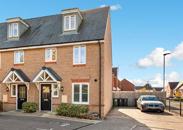 3 Bedroom End Terrace House For Sale In Hawthorn Croft, Stotfold, SG5