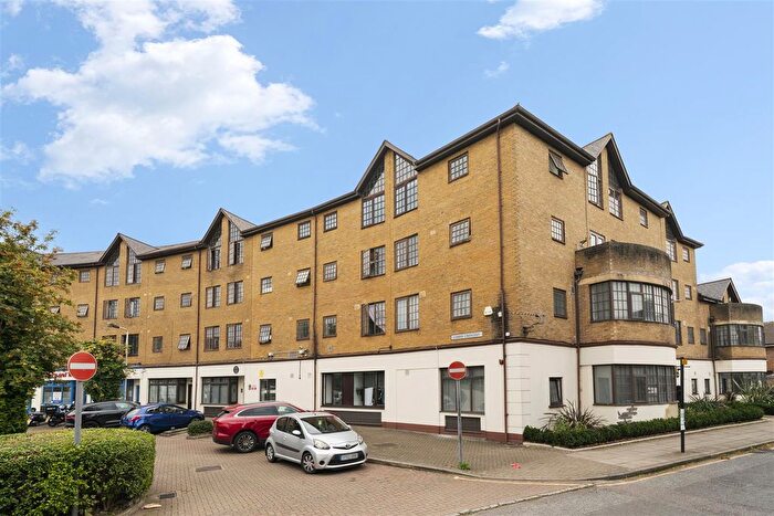 3 Bedroom Flat For Sale In Comer Crescent, Southall, UB2