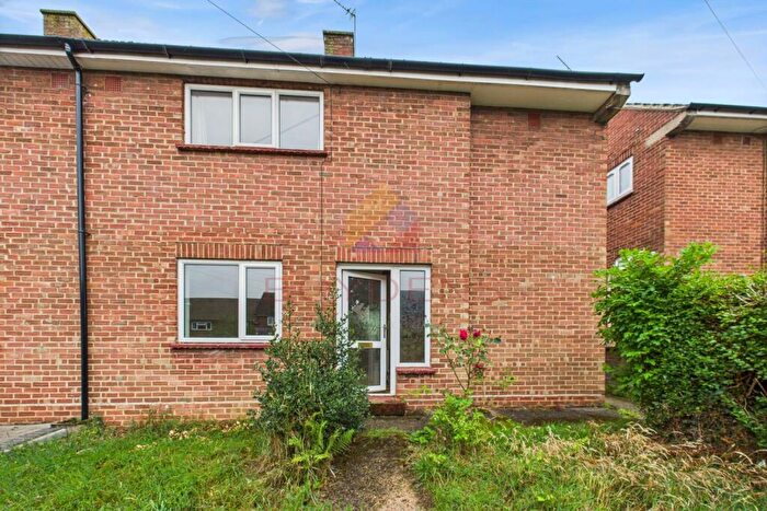 3 Bedroom Semi-Detached House For Sale In May Sent Avenue Braintree, CM7