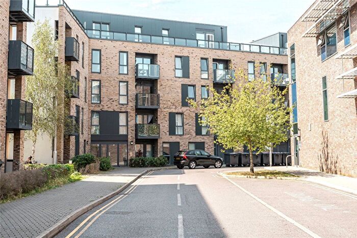 1 Bedroom Flat For Sale In Addlestone, Surrey, KT15