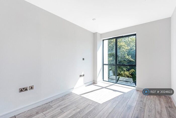 2 Bedroom Flat To Rent In Adelphi Court, London, SE20