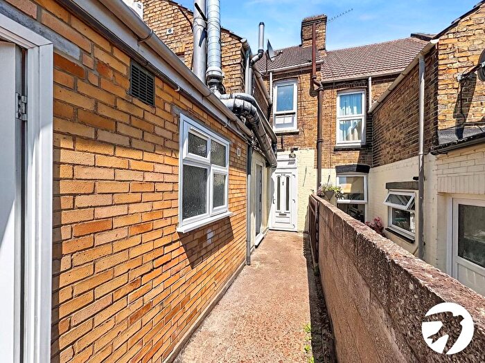 1 Bedroom Flat To Rent In Bryant Road, Rochester, Kent, ME2