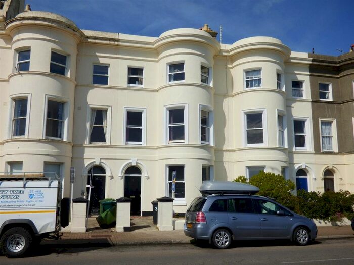2 Bedroom Flat To Rent In South Terrace, Littlehampton, BN17