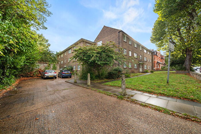 3 Bedroom Apartment For Sale In Chatsworth Road, NW2