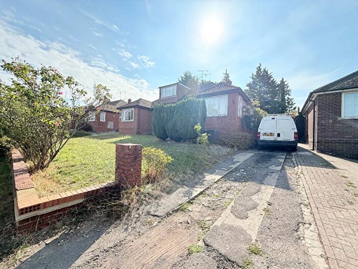 2 Bedroom Bungalow For Sale In High Street, Leagrave, Luton, Bedfordshire, LU4