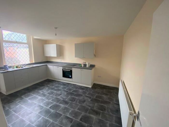 3 Bedroom Terraced House To Rent In Tempest Road, Beeston, LS11