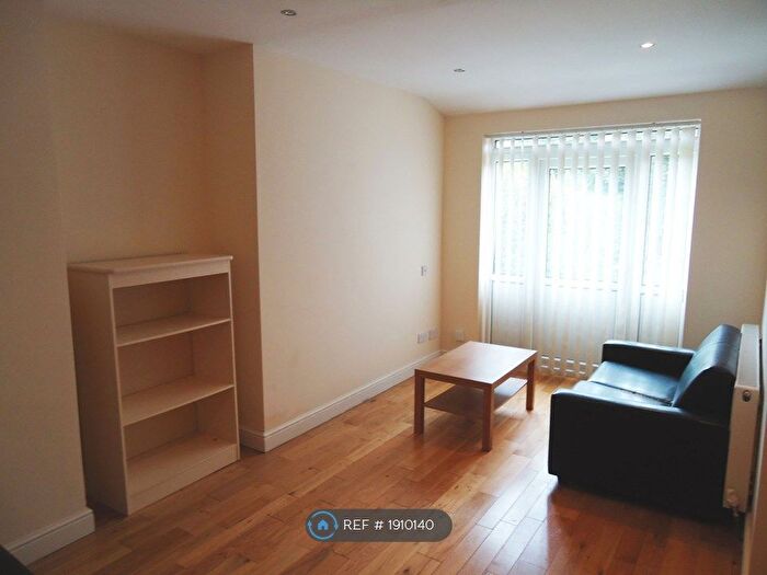 6 Bedroom Semi-Detached House To Rent In Yew Tree Road, Manchester, M14