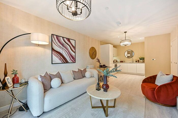 2 Bedroom Flat For Sale In Hayes Village, Hayes, UB3