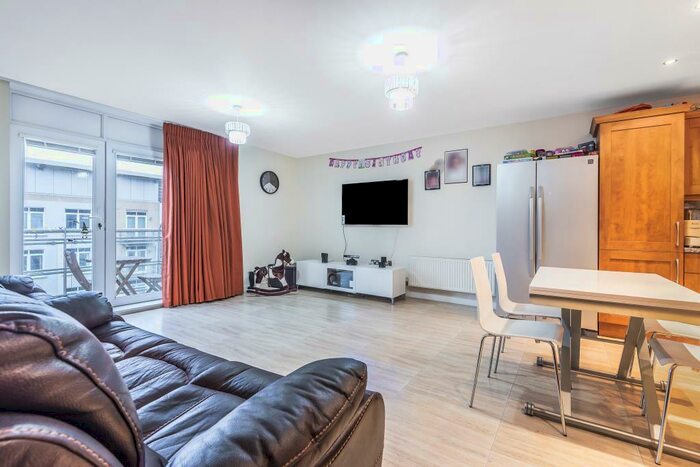 2 Bedroom Apartment To Rent In Kenavon Drive, Reading, RG1