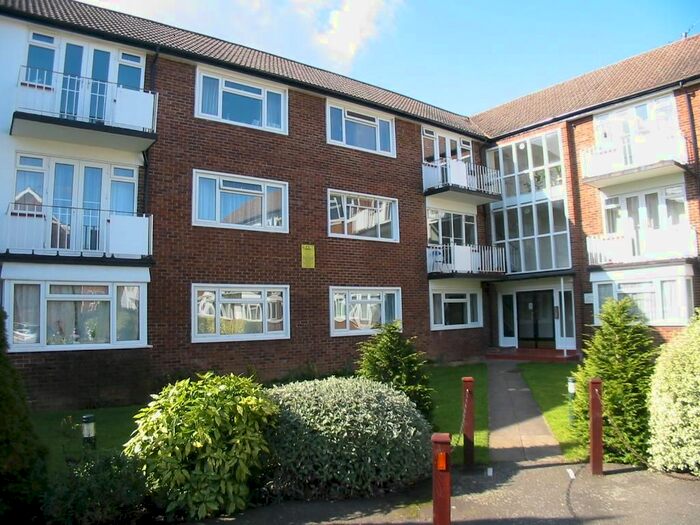 3 Bedroom Flat To Rent In Lovelace Gardens, Surbiton, KT6
