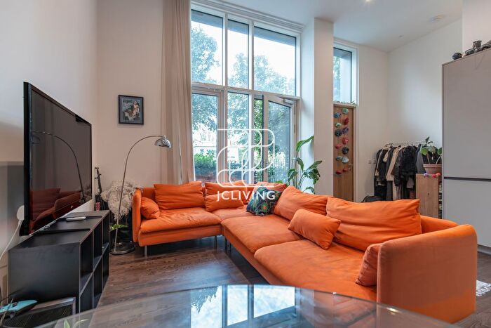 3 Bedroom Flat To Rent In Grove Street, London, SE8