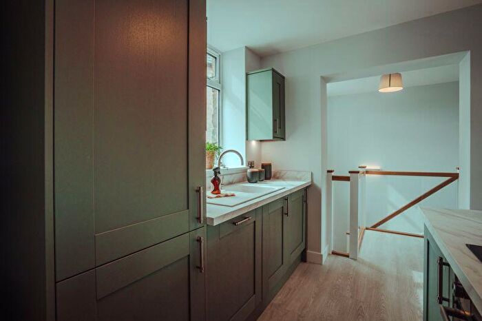 2 Bedroom Cottage For Sale In Railway Road, Ilkley, LS29