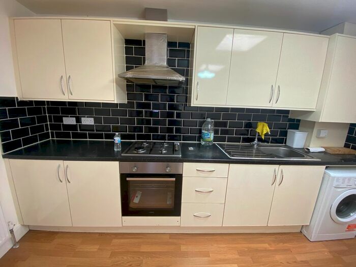 1 Bedroom Flat To Rent In King Street, Southall, UB2