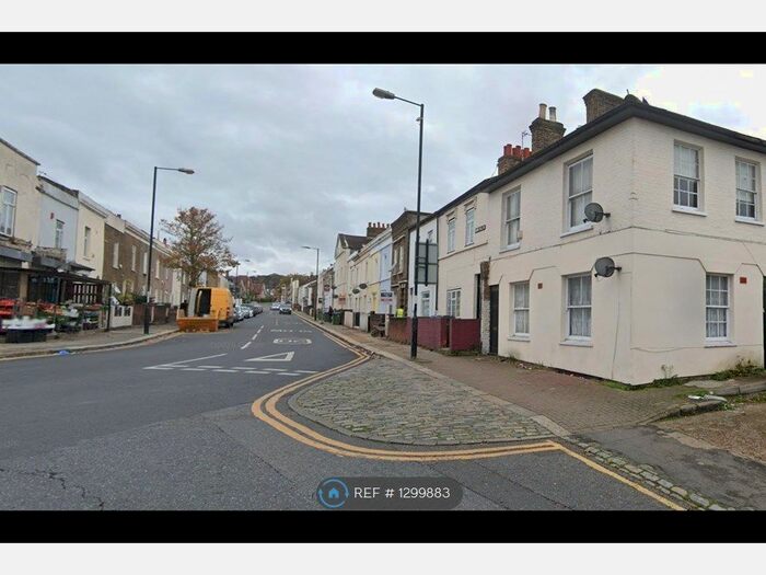 3 Bedroom Flat To Rent In Daleview House, London SE18