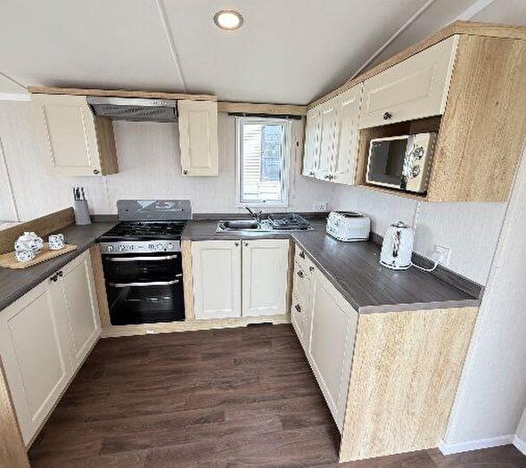 2 Bedroom Park Home For Sale In Meadow Lakes Holiday Park, PL26