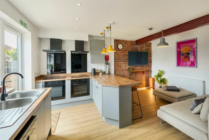 6 Bedroom House To Rent In Beachgrove Road, Bristol, BS16