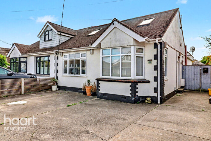 4 Bedroom Semi-Detached Bungalow For Sale In The Avenue, Benfleet, SS7